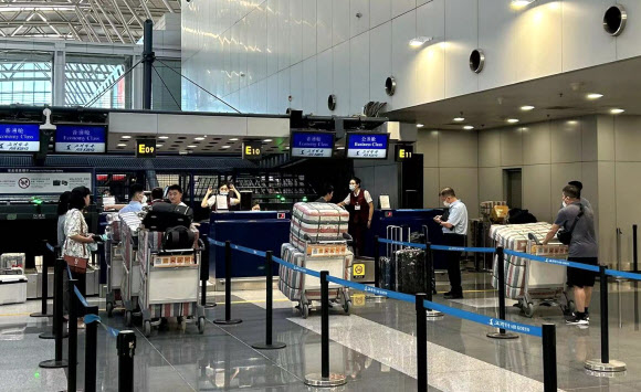 북한 국영 항공사인 고려항공이 22일 3년 7개월 만에 평양~베이징 노선 운항을 재개한 가운데, 서우두공항 체크인 카운터에서 북한인들이 평양행 노선에 탑승하기 위해 수속을 하고 있다. 2023.8.22 연합뉴스