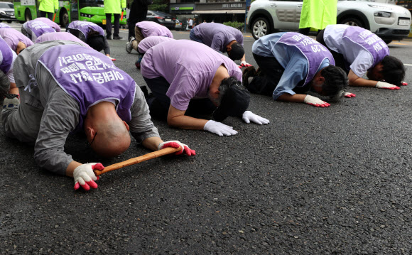 이태원 참사 발생 300일을 사흘 앞둔 22일 오전 중구 서울광장에서 열린 ‘이태원 참사 진상규명 특별법 제정 촉구 및 300일 추모 4대 종교 삼보일배’에서 유가족과 종교인들이 삼보일배를 하고 있다. 2023.8.22 연합뉴스