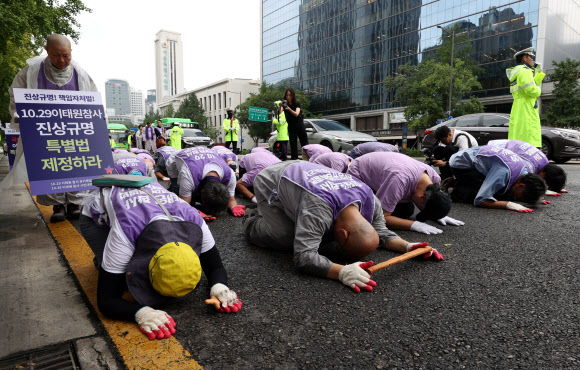 이태원 참사 발생 300일을 사흘 앞둔 22일 오전 중구 서울광장에서 열린 ‘이태원 참사 진상규명 특별법 제정 촉구 및 300일 추모 4대 종교 삼보일배’에서 유가족과 종교인들이 삼보일배를 하고 있다. 2023.8.22 연합뉴스