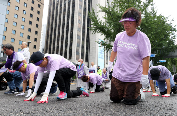 이태원 참사 발생 300일을 사흘 앞둔 22일 오전 중구 서울광장에서 열린 ‘이태원 참사 진상규명 특별법 제정 촉구 및 300일 추모 4대 종교 삼보일배’에서 유가족과 종교인들이 삼보일배를 하고 있다. 2023.8.22 연합뉴스