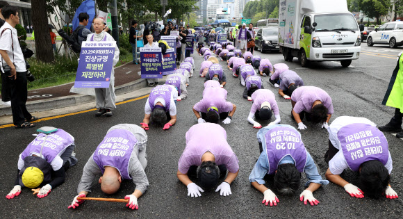 이태원 참사 발생 300일을 사흘 앞둔 22일 오전 중구 서울광장에서 열린 ‘이태원 참사 진상규명 특별법 제정 촉구 및 300일 추모 4대 종교 삼보일배’에서 유가족과 종교인들이 삼보일배를 하고 있다. 2023.8.22 연합뉴스