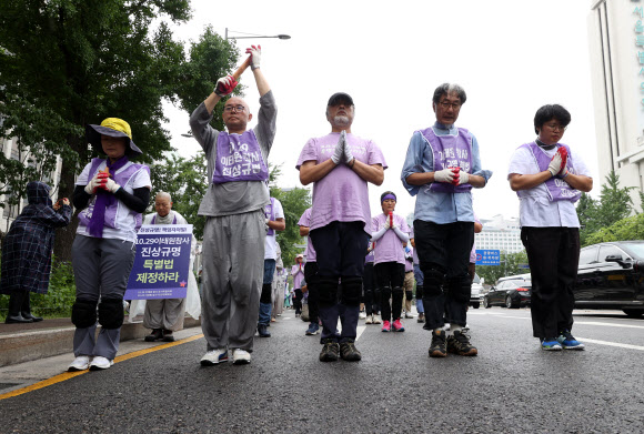 이태원 참사 발생 300일을 사흘 앞둔 22일 오전 중구 서울광장에서 열린 ‘이태원 참사 진상규명 특별법 제정 촉구 및 300일 추모 4대 종교 삼보일배’에서 유가족과 종교인들이 삼보일배를 하고 있다. 2023.8.22 연합뉴스