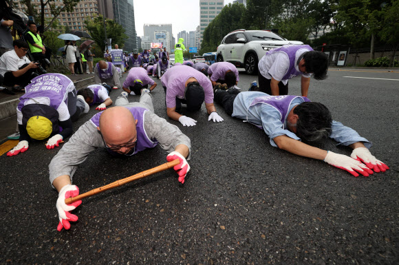이태원 참사 발생 300일을 사흘 앞둔 22일 오전 중구 서울광장에서 열린 ‘이태원 참사 진상규명 특별법 제정 촉구 및 300일 추모 4대 종교 삼보일배’에서 유가족과 종교인들이 삼보일배를 하고 있다. 2023.8.22 연합뉴스