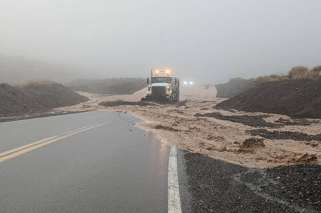 미국 캘리포니아주 데스밸리에 폭우가 내려 도로가 흙탕물에  잠긴 모습. 데스밸리 국립공원 페이스북 캡처 연합뉴스