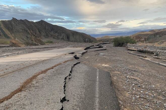 미국 캘리포니아주 데스밸리에 폭우가 내려 도로가 파손된 모습. 데스밸리 국립공원 페이스북 캡처 연합뉴스