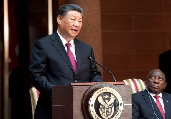 시진핑 중국 국가주석이 22일(현지시간) 남아프리카공화국 프레토리아에서 브릭스 개도국 회담을 앞두고 발언을 하고 있다. 프레토리아 로이터 연합뉴스