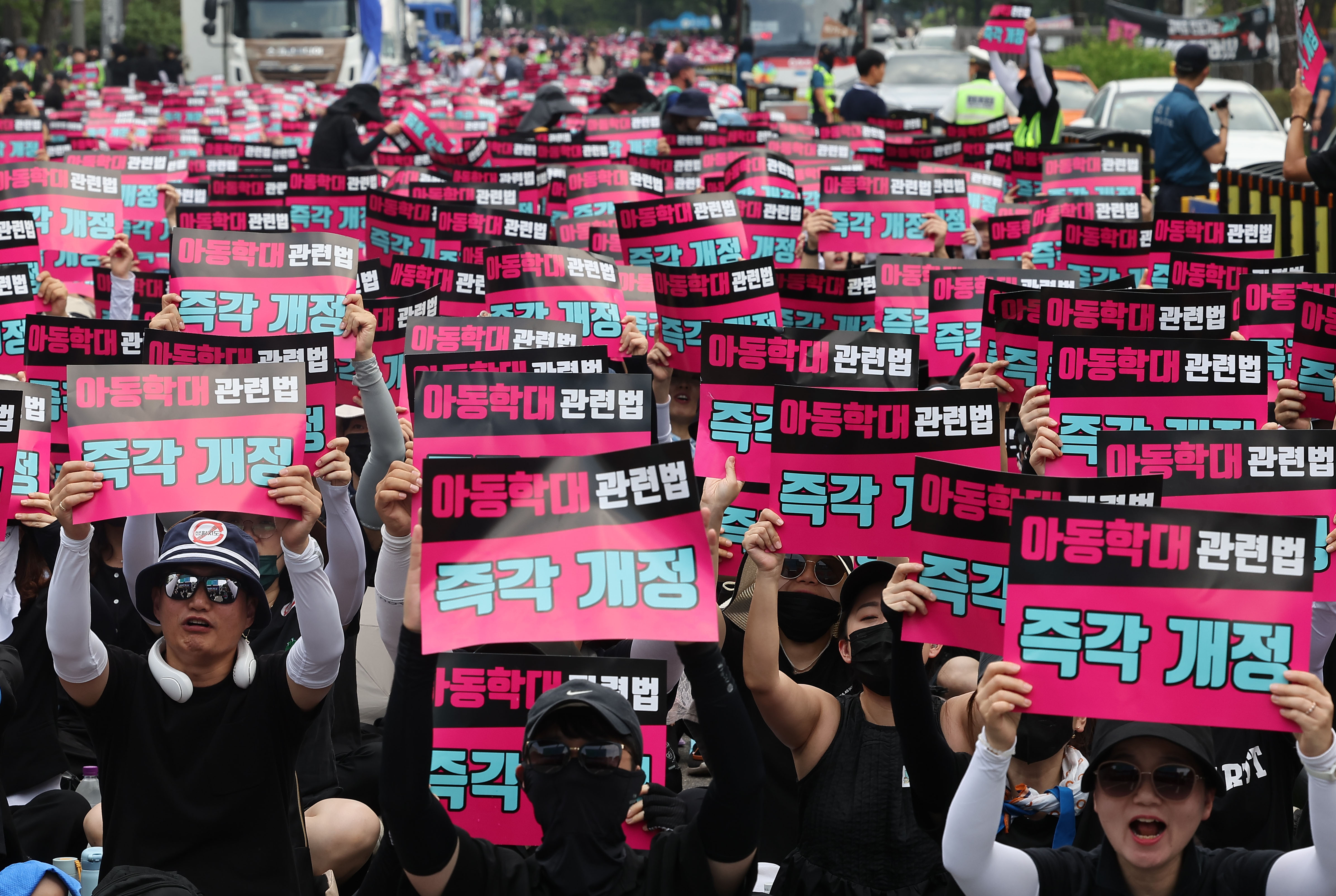 지난 19일 오후 서울 여의도 국회 앞에서 서이초 교사 사망 사건 진상규명과 아동학대 관련법 즉각 개정을 촉구하는 집회를 하고 있다. 연합뉴스