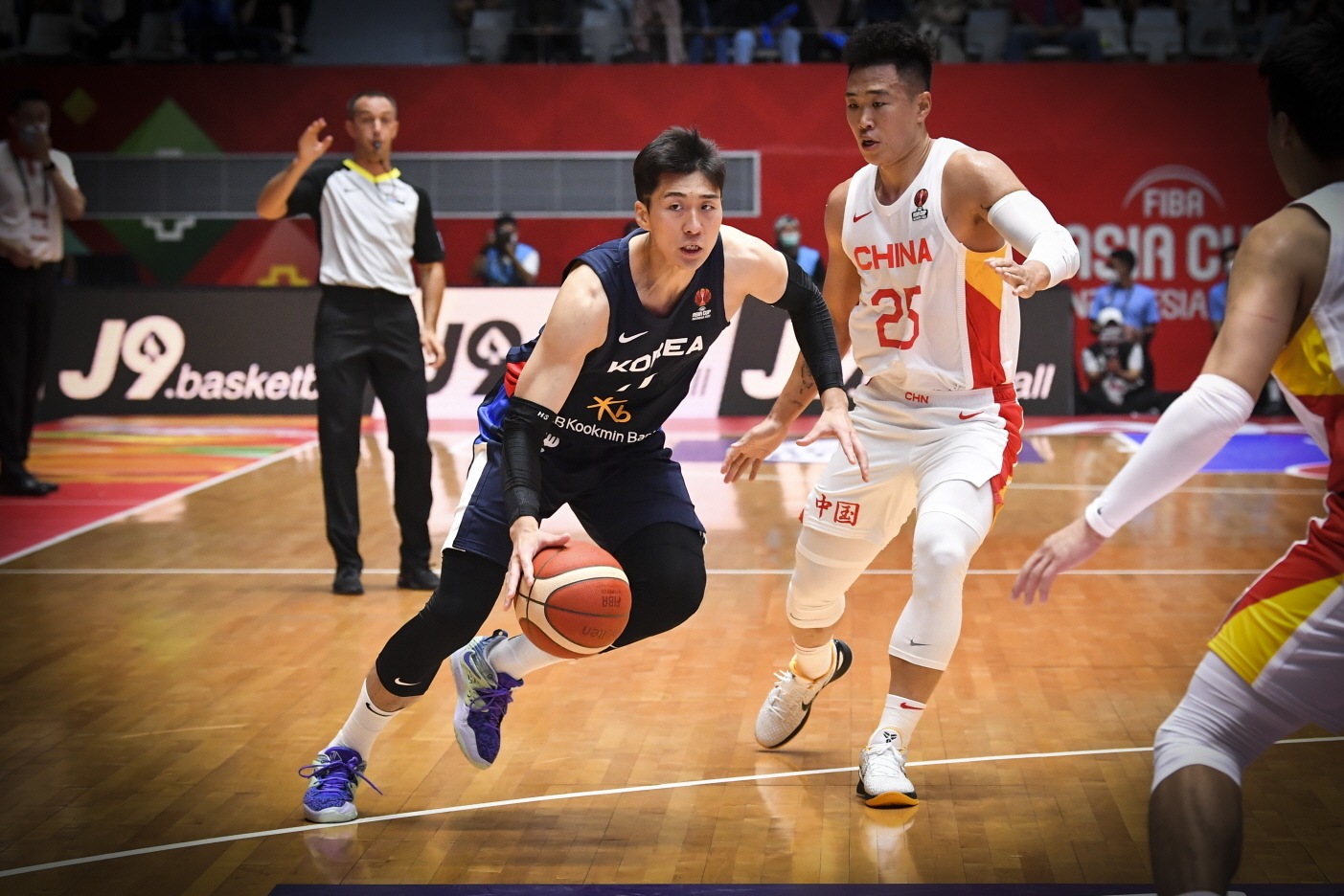 양홍석이 지난해 7월 12일 인도네시아 자카르타에서 열린 국제농구연맹(FIBA) 아시아컵 중국과의 경기에서 드리블하고 있다. 대한농구협회 제공