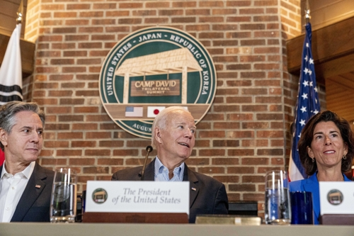 지나 러몬도(오른쪽) 미국 상무부 장관이 지난 18일 조 바이든(가운데) 대통령, 토니 블링컨 국무부 장관과 함께 한미일 정상회의에 참석하고 있다.  캠프 데이비드 AP 연합뉴스