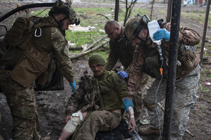 우크라이나 동부 돈바스의 주요 교전지 바흐무트에서 우크라이나 군인들이 부상당한 병사를 돌보고 있다. 바흐무트 AP 연합뉴스