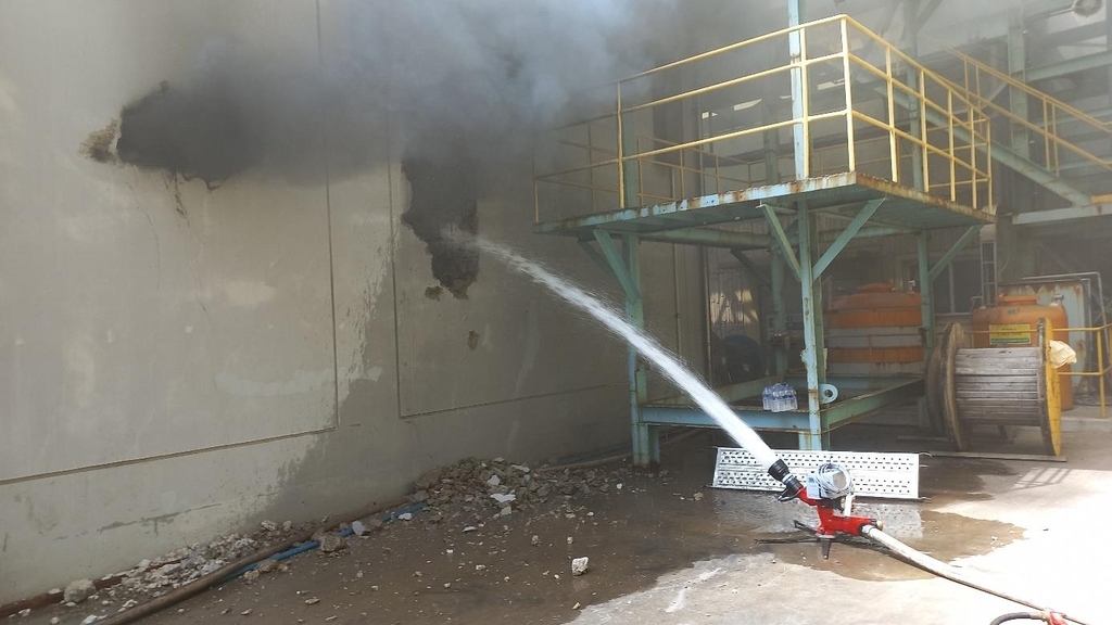 지난 23일 울산 고려아연 온산제련소 에너지저장장치(ESS)센터 화재 현장에 투입된 무인 방수 설비가 물을 뿌리고 있다. 울산소방본부 제공