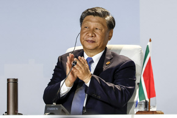 시진핑 중국 국가주석이 24일(현지시간) 남아프리카공화국 요하네스버그에서 열린 브릭스 정상회의에서 박수를 치고 있다. 요하네스버그 AFP 연합뉴스