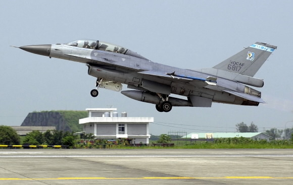 대만 공군의 F16 전투기가 타이베이 남쪽 220km지점 치아이 공군기지에서 이륙하고 있다. 서울신문 DB
