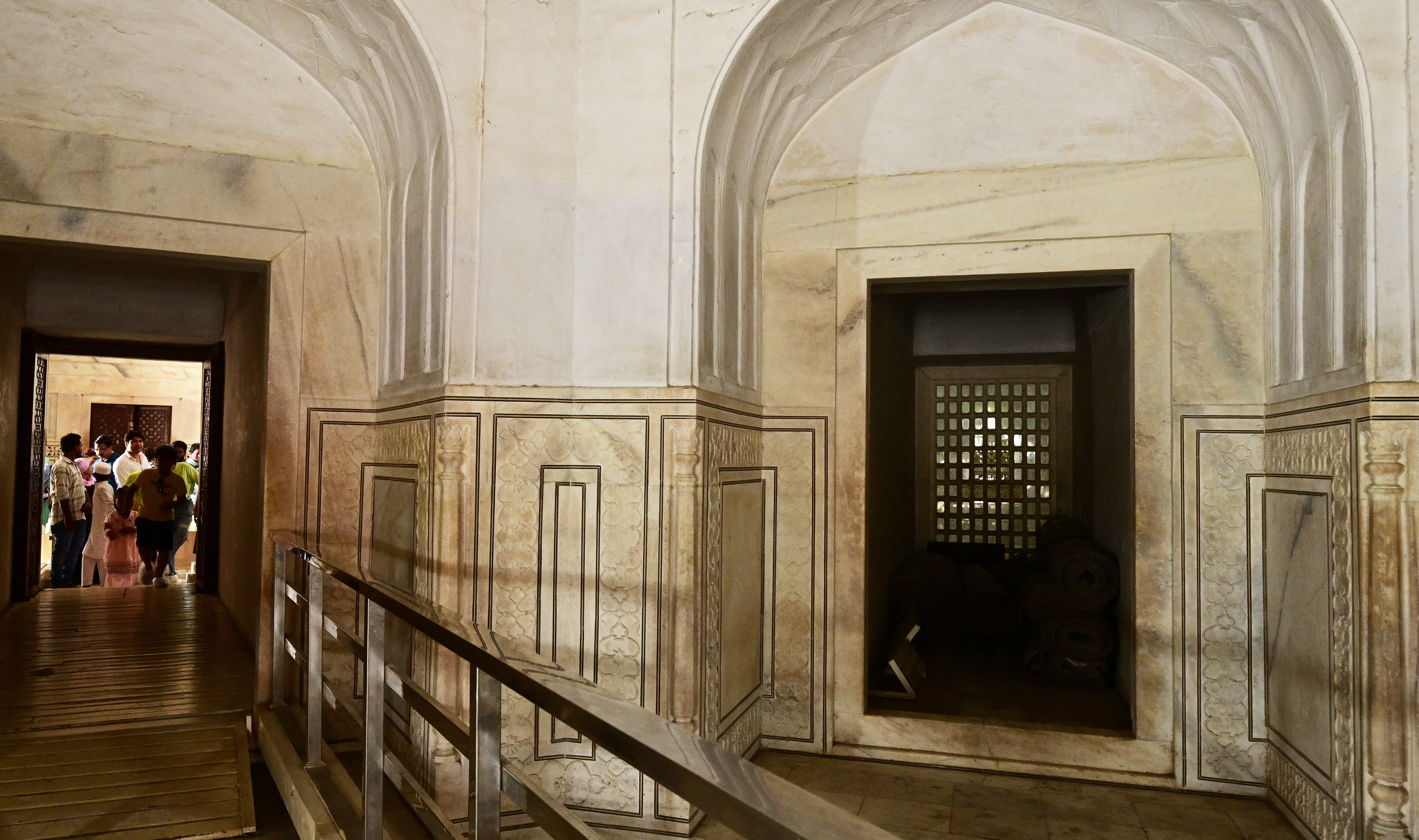 타지마할을 세운 샤 자한과 아내 뭄타즈 마할이 묻힌 영묘. 내부는 촬영 불가다.