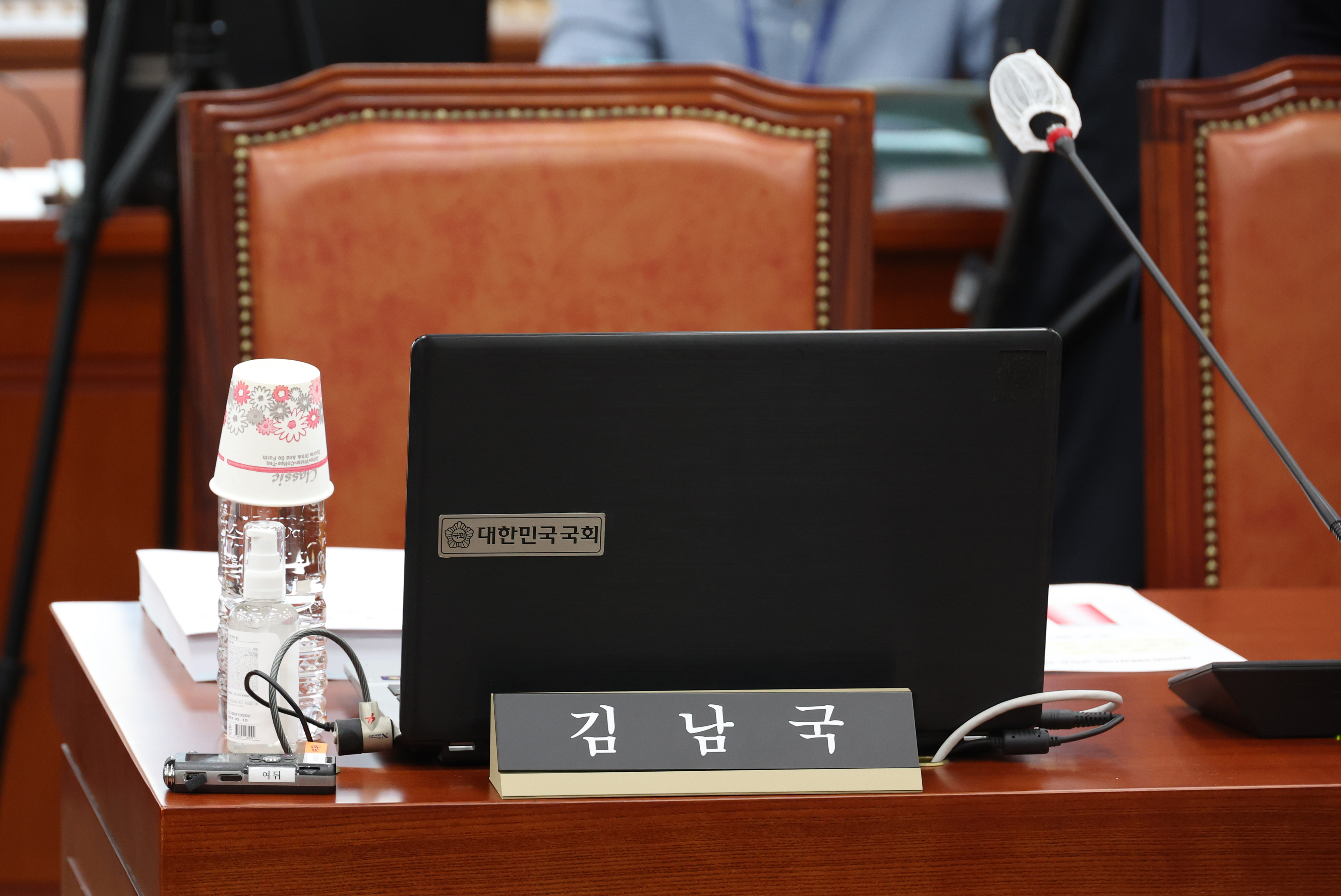 김남국 의원 빈자리  22일 국회에서 열린 교육위원회 전체회의에 김남국 의원의 빈 자리가 눈에 띈다.
    국회 윤리특별위원회 소위원회는 이날 전체회의를 열어 거액의 가상자산 보유 및 국회 상임위 도중 거래 논란을 빚은 김 의원에 대한 징계 수위를 결정할 전망이다. 2023.8.22
연합뉴스