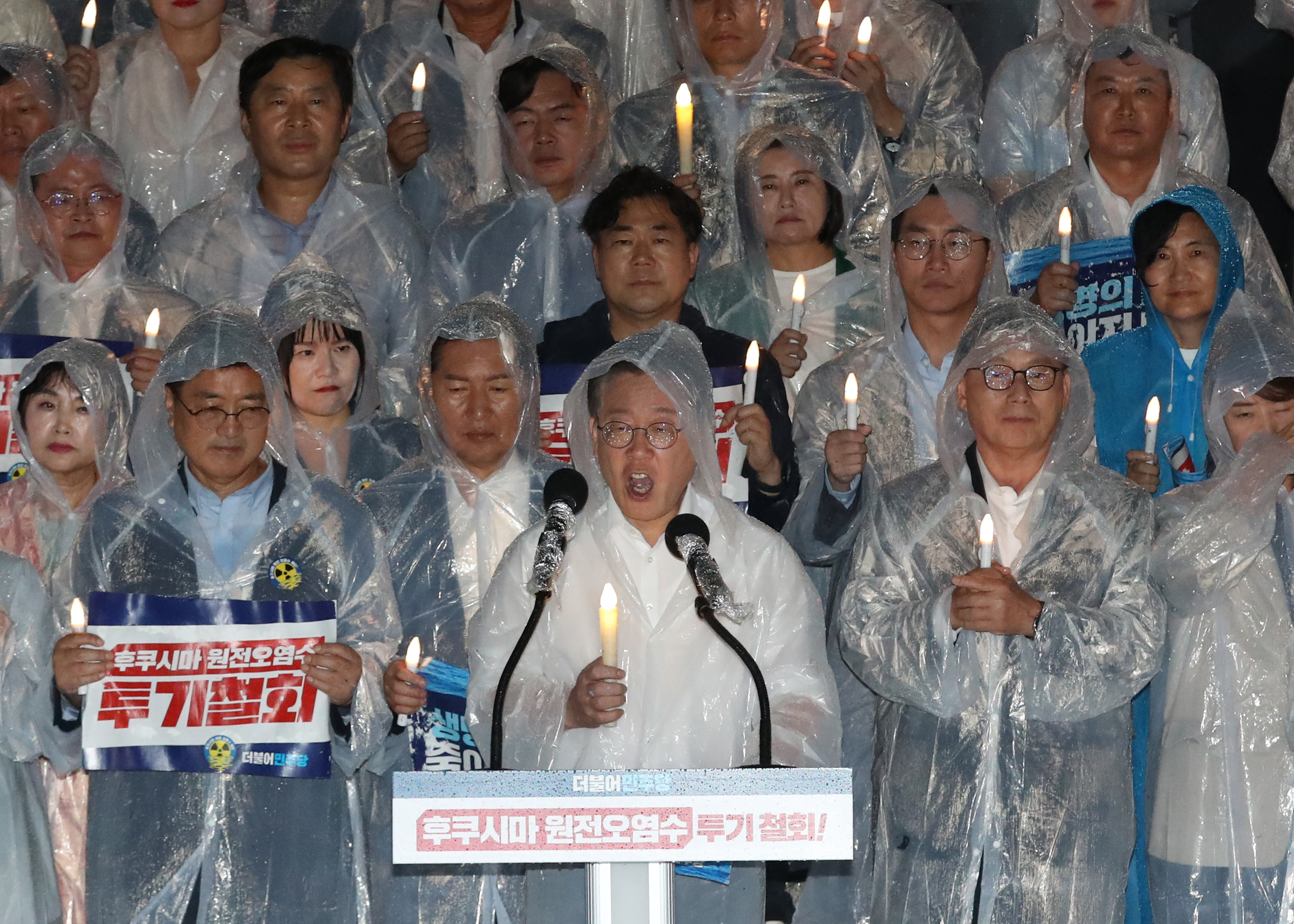 후쿠시마 오염수 방류 규탄하는 이재명 대표  (서울=뉴스1) 송원영 기자 = 이재명 더불어민주당 대표가 23일 밤 서울 여의도 국회 본청 앞 계단에서 열린 후쿠시마 원전오염수 해양투기 철회 촉구 촛불집회에서 발언을 하고 있다. 2023.8.23/뉴스1