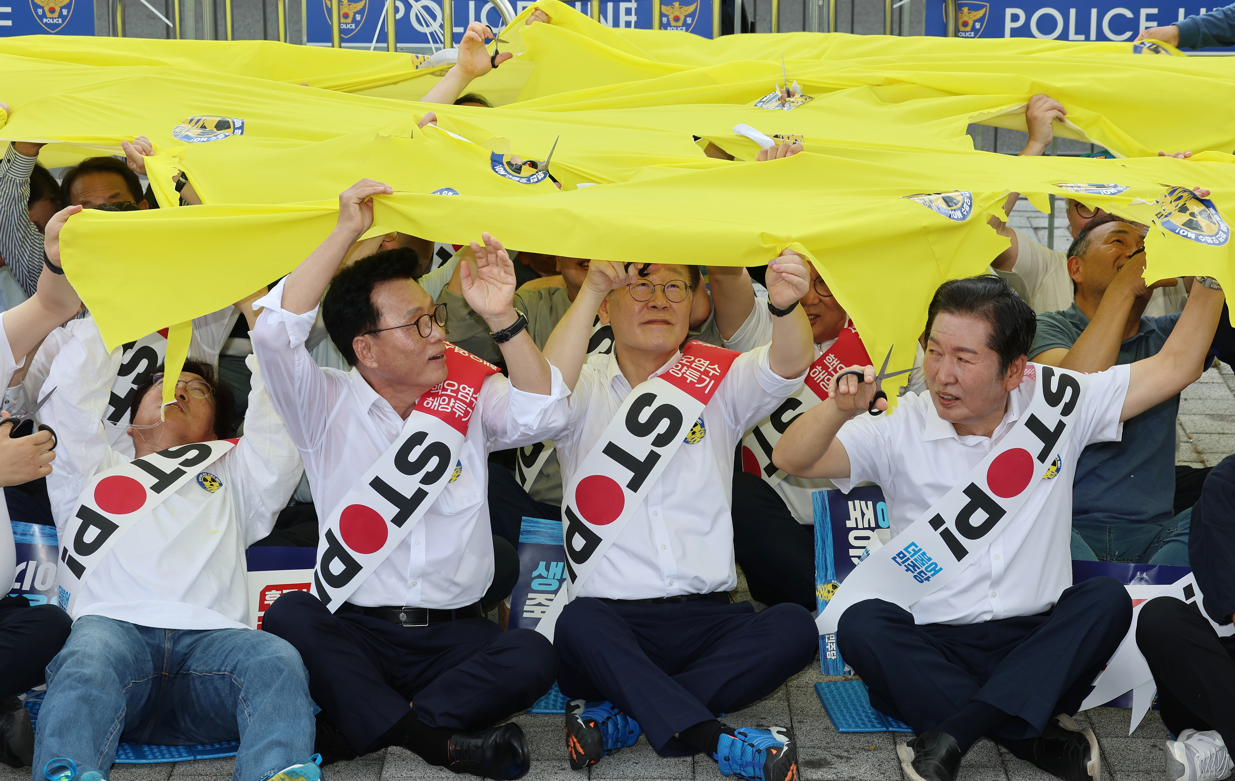 민주당, 후쿠시마 오염수 방류 반대 퍼포먼스  더불어민주당 이재명 대표와 의원들이 25일 서울 용산구 대통령실 인근에서 후쿠시마 원전 오염수 방류 결정 반대 퍼포먼스를 하고 있다. 2023.8.25연합뉴스