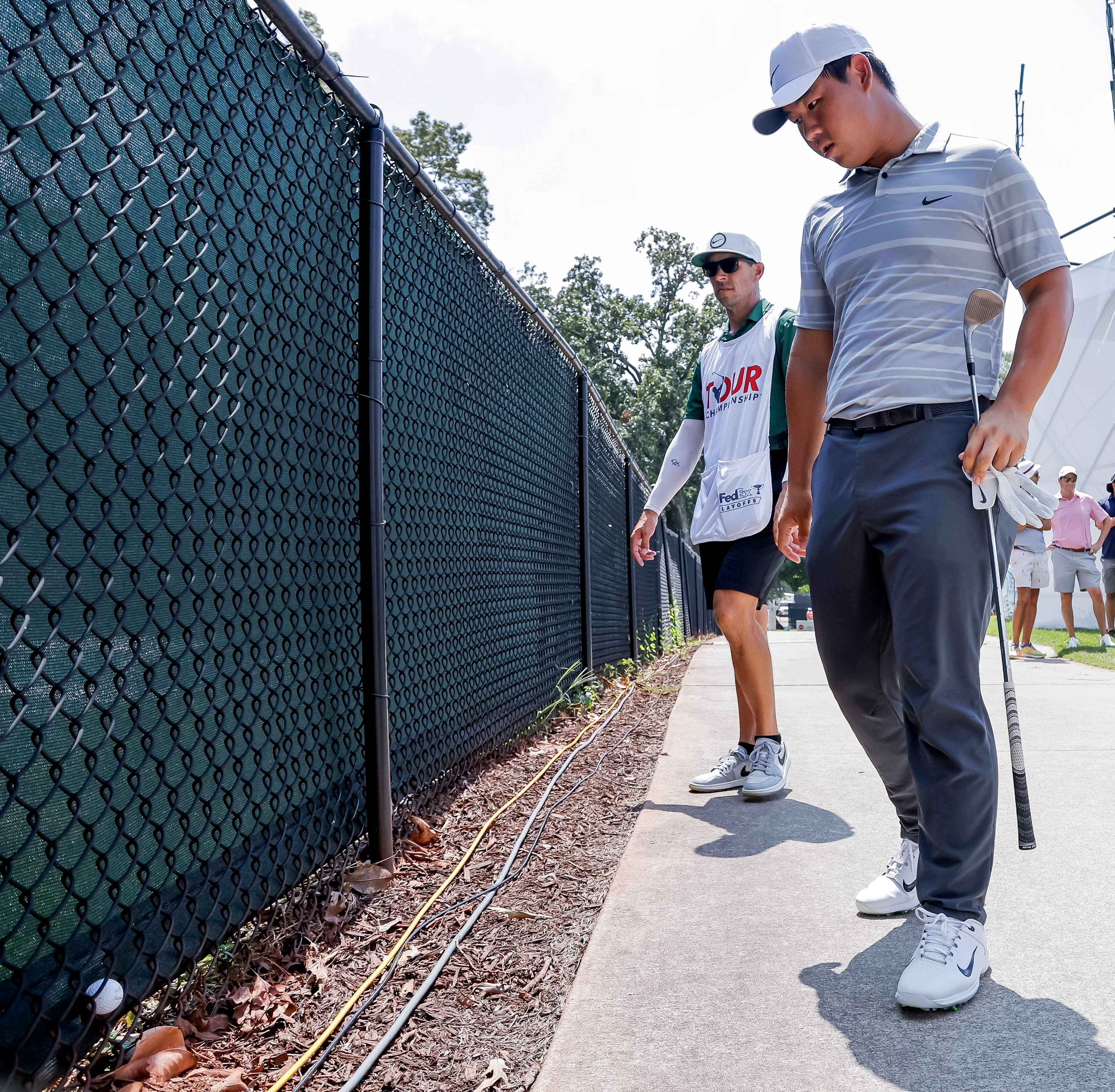 김주형이 26일(한국시간) 2022~23시즌 PGA 투어 최종전 투어 챔피언십 2라운드 4번홀에서 러프로 빠져 펜스에 낀 티샷을 확인하고 있다. EPA 연합뉴스