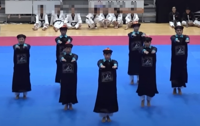 국제 태권도 대회에 출전한 중국팀이 청나라 의상을 입고 강시를 연상케 하는 춤을 춰 중국 태권도협회 회원 자격이 박탈됐다. 유튜브 캡처