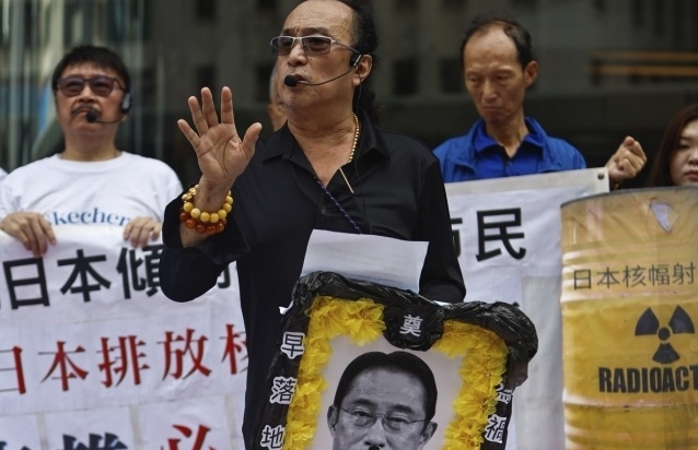 지난 24일 홍콩 주재 일본 총영사관 앞에서 후쿠시마 오염수 방류 반대 시위가 벌어졌다. AP 연합뉴스