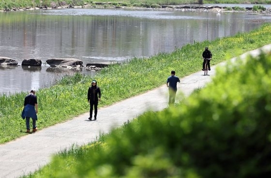 전북 전주시 완산구 효자동 삼천변 일대를 시민들이 오가고 있다(기사 이해를 돕기 위한 사진임). 연합뉴스