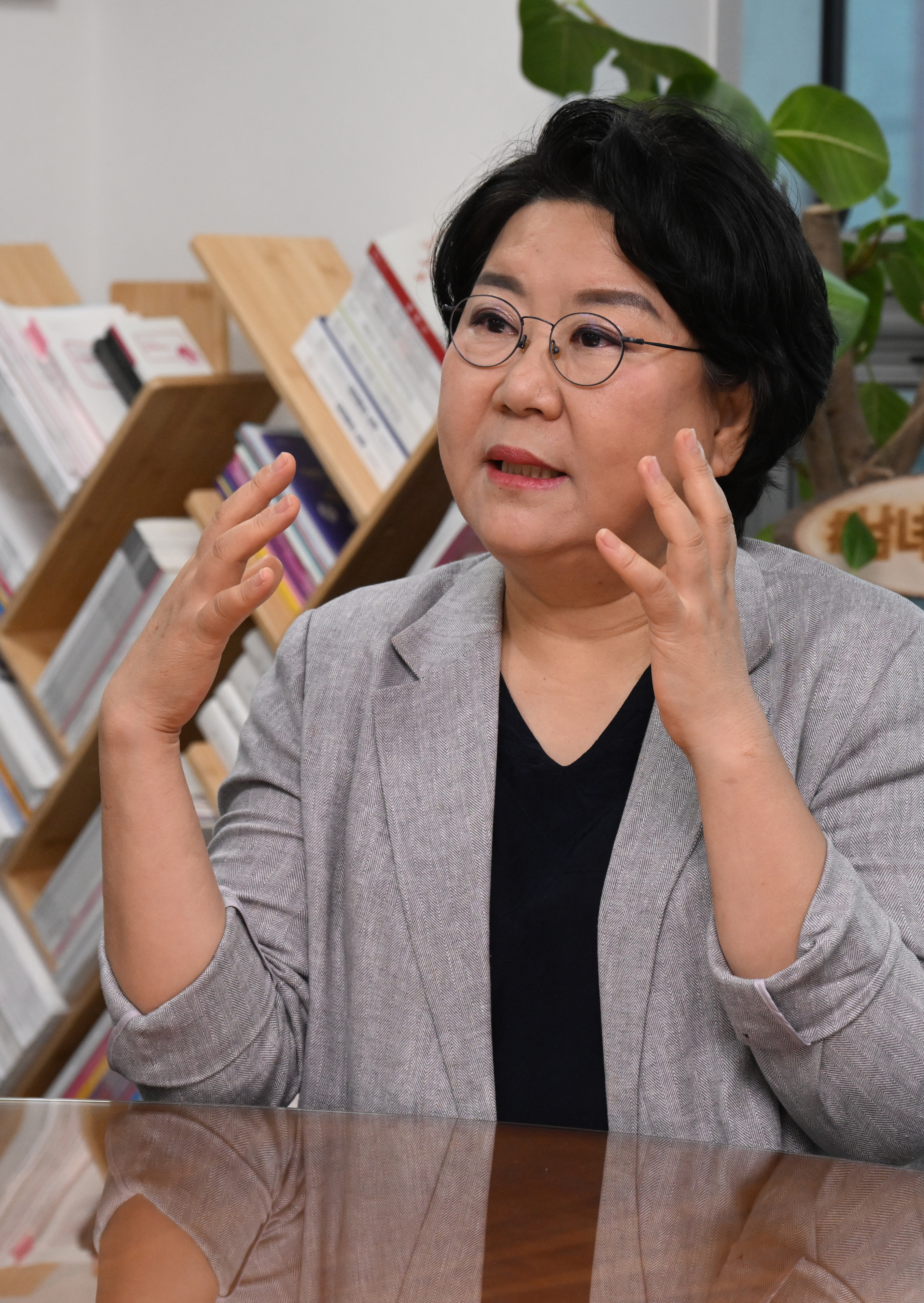 이혜훈 한국여성의정 대표가 27일 국회 의원회관에서 가진 서울신문 인터뷰에서 “합리성을 바탕으로 한 여성정치가 확대되면 진영정치가 완화될 수 있다”며 여성 공천 확대의 필요성을 강조하고 있다. 안주영 전문기자