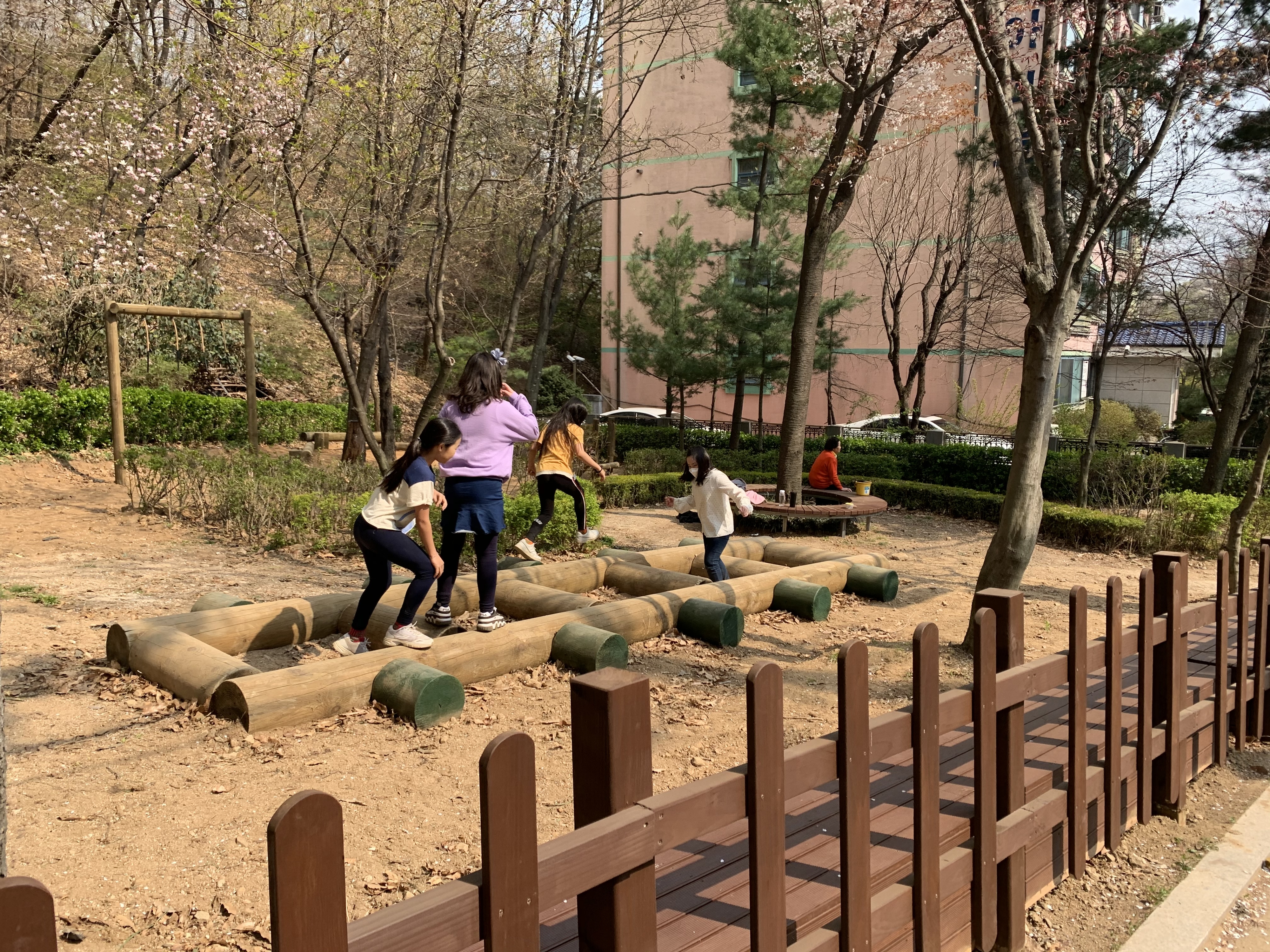 범죄예방환경디자인을 적용한 서울 은평구 구산동의 거북골 근린공원. 주 출입구에 문을 세우고 숲체험장을 조성해 공간이 방치되지 않도록 했다. 은평구 제공