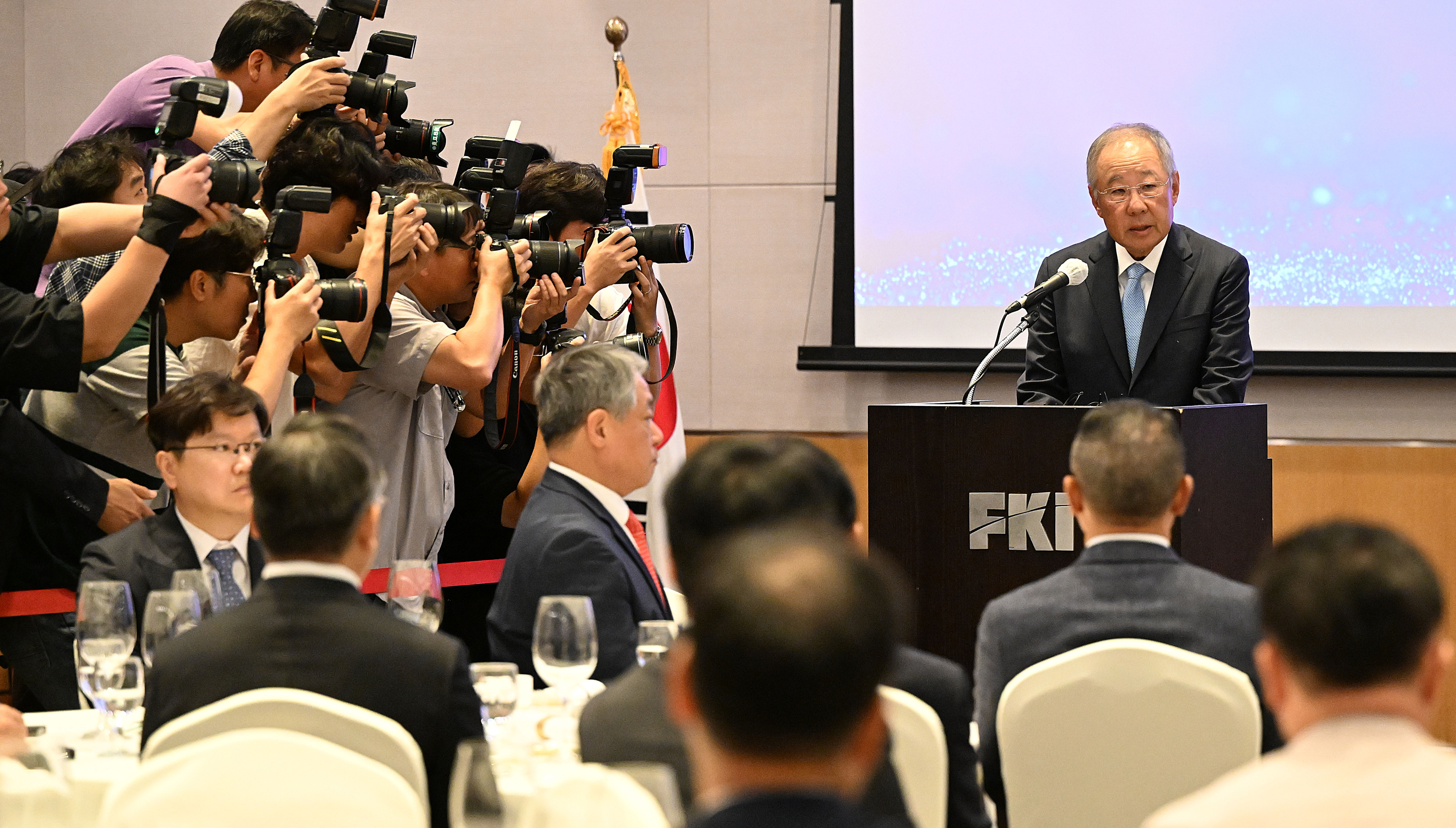 제39대 전국경제인연합회 회장에 취임한 류진 풍산그룹 회장이 22일 서울 여의도 전경련 회관에서 열린 임시총회에서 취임사를 하고 있다. 류 회장은 새롭게 간판을 바꿔 단 한국경제인협회를 미국 국제전략문제연구소(CSIS)를 모델로 한 싱크탱크형 경제단체로 탈바꿈시키겠다고 밝혔다. 또 정경유착을 끊기 위해 윤리위원회를 설치하겠다고 했다. 오장환 기자