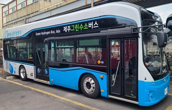 제주도는 국내 최초로 ‘달리는 공기 청정기’ 그린수소버스를  9월 4일 부터 제주 함덕버스회차지에서 한라수목원까지 시범 운행한다. 제주도 제공