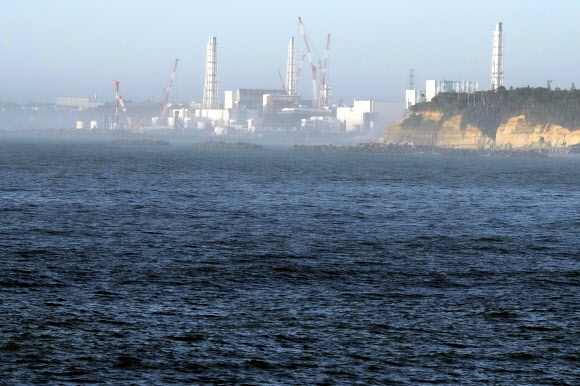 지난달 24일 일본 후쿠시마현 나미에의 우케도 어항에 바라본 후쿠시마 제1 원전의 모습. 일본은 이날 처 다핵종제거설비(ALPS) 처리된 오염수를 태평양으로 방류하기 시작했다.  2023.8.24 AP 연합뉴스