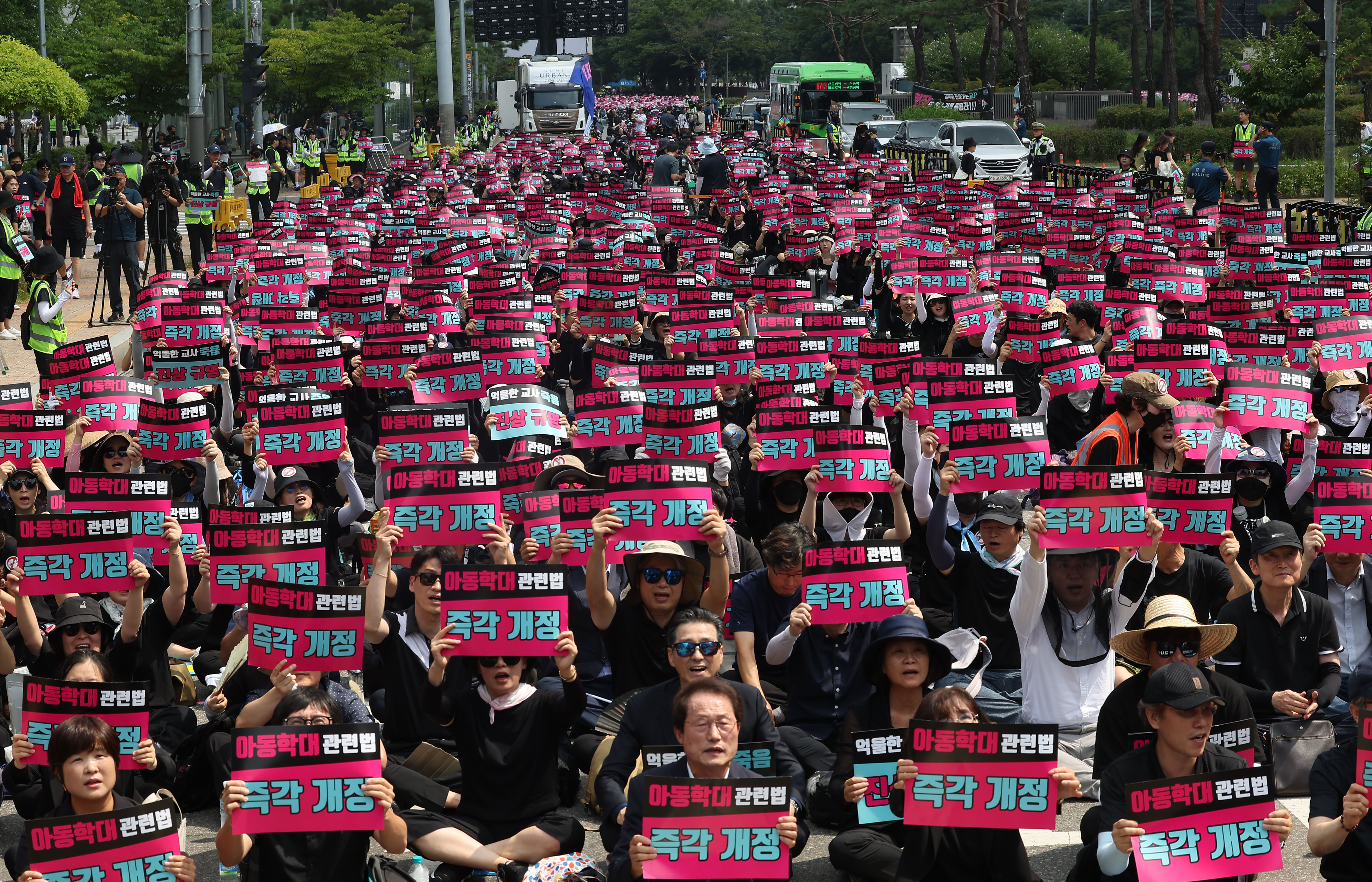 19일 오후 서울 여의도 국회 앞에서 서이초 교사 사망 사건 진상규명과 아동학대 관련법 즉각 개정을 촉구하는 집회를 하고 있다. 2023.8.19 연합뉴스