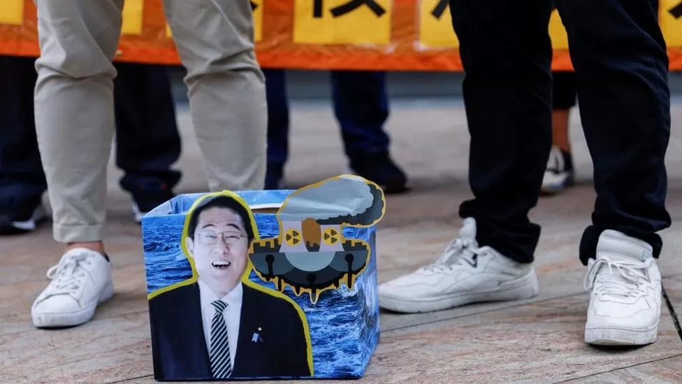 일본 후쿠시마 원자력발전소의 오염수 해양 방류에 반대하는 중국 홍콩 시위 도중 기시다 후미오 일본 총리의 얼굴 사진이 들어간 박스가 바닥에 놓여져 눈길을 끈다. 로이터 자료사진