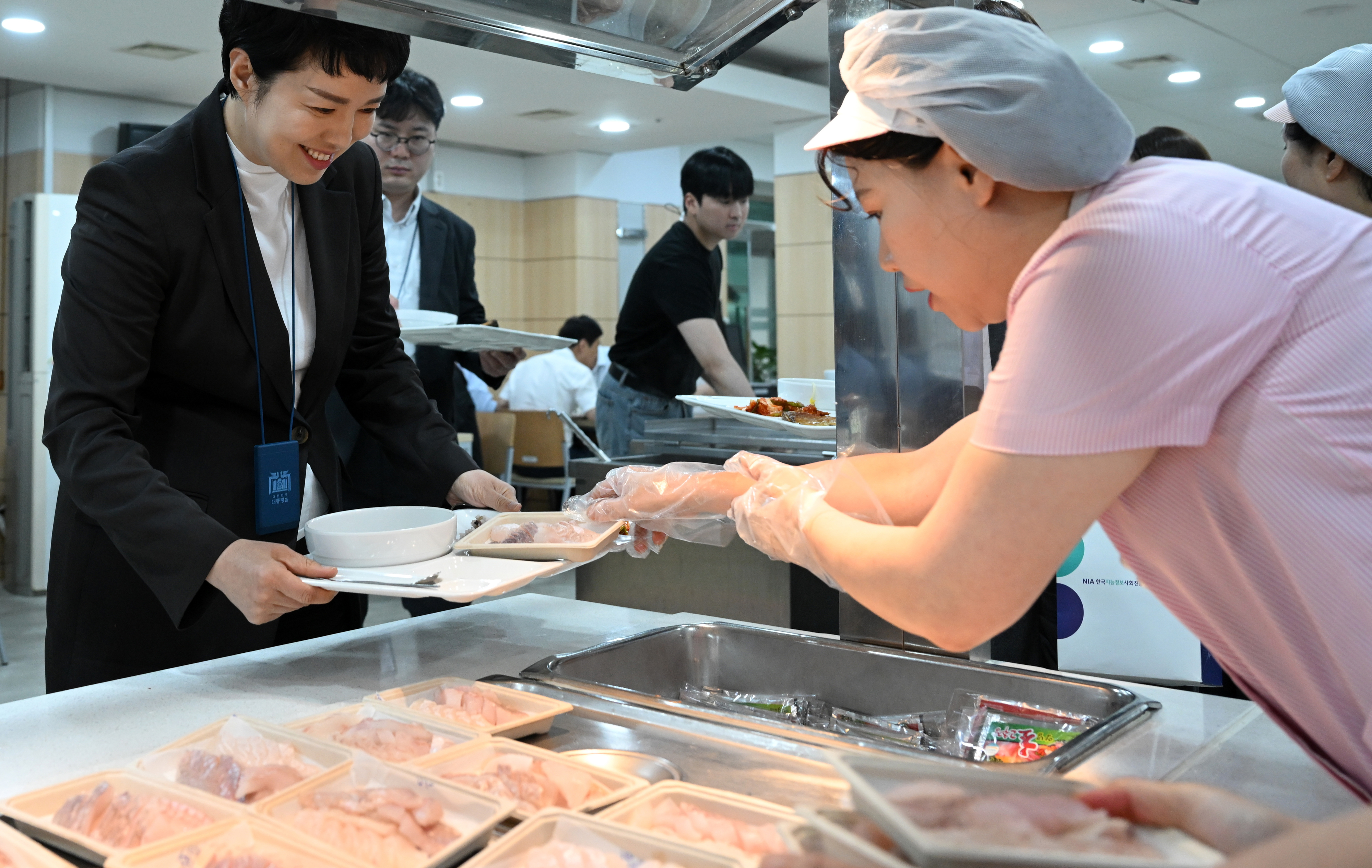 김은혜 대통령실 홍보수석이 28일 점심에 용산 대통령실 청사에서 우리 수산물을 재료로 만든 음식을 식판에 받고 있다. 대통령실은 이번 주 내내 우리 수산물을 주메뉴로 제공하고 9월 이후에도 주 2회 이상 수산물을 내놓을 계획이다. 대통령실 제공