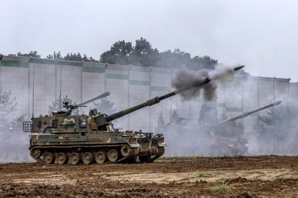 한미연합연습 ‘을지 자유의 방패’(UFS·을지프리덤실드)가 진행 중인 28일 경기도 포천시 다락대훈련장에서 육군 7포병여단 K9A1 자주포가 포탄을 발사하고 있다. 2023.8.28 연합뉴스