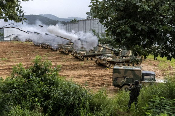 한미연합연습 ‘을지 자유의 방패’(UFS·을지프리덤실드)가 진행 중인 28일 경기도 포천시 다락대훈련장에서 육군 7포병여단 K9A1 자주포가 포탄을 발사하고 있다. 2023.8.28 연합뉴스