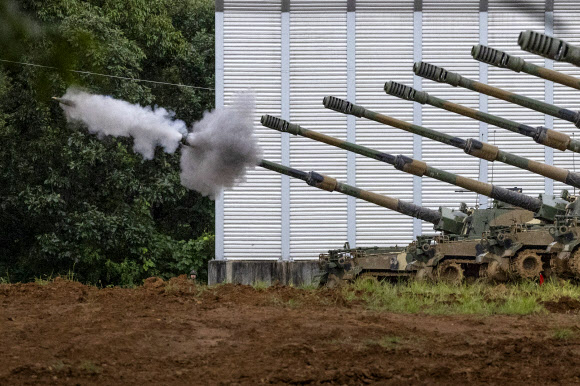 한미연합연습 ‘을지 자유의 방패’(UFS·을지프리덤실드)가 진행 중인 28일 경기도 포천시 다락대훈련장에서 육군 7포병여단 K9A1 자주포가 포탄을 발사하고 있다. 2023.8.28 연합뉴스