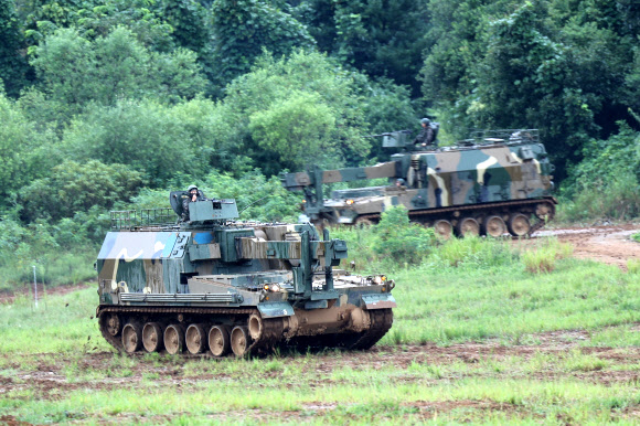 한미연합연습 ‘을지 자유의 방패’(UFS·을지프리덤실드)가 진행 중인 28일 경기도 포천시 다락대훈련장에서 육군 7포병여단 K10 탄약운반장갑차가 K9A1 자주포에 탄약을 보급하기 위해 기동하고 있다. 2023.8.28 연합뉴스