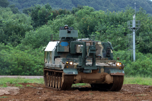 한미연합연습 ‘을지 자유의 방패’(UFS·을지프리덤실드)가 진행 중인 28일 경기도 포천시 다락대훈련장에서 육군 7포병여단 K10 탄약운반장갑차가 K9A1 자주포에 탄약을 보급하기 위해 기동하고 있다. 2023.8.28 연합뉴스