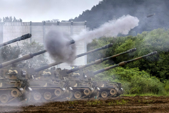한미연합연습 ‘을지 자유의 방패’(UFS·을지프리덤실드)가 진행 중인 28일 경기도 포천시 다락대훈련장에서 육군 7포병여단 K9A1 자주포가 포탄을 발사하고 있다. 2023.8.28 연합뉴스