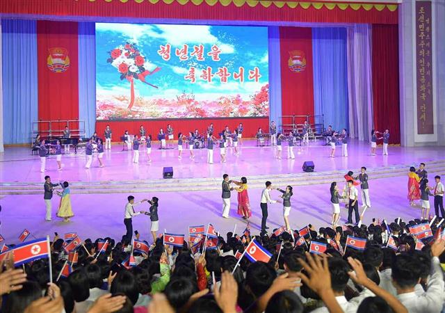 북한 노동당 기관지 노동신문은 28일 “청년절 경축 청년중앙예술선전대 공연 ‘아버지 원수님 계시여 영원한 청년절’이 지난 27일 평양시 청년공원야외극장에서 진행됐다”라고 전했다. 평양 노동신문 뉴스1