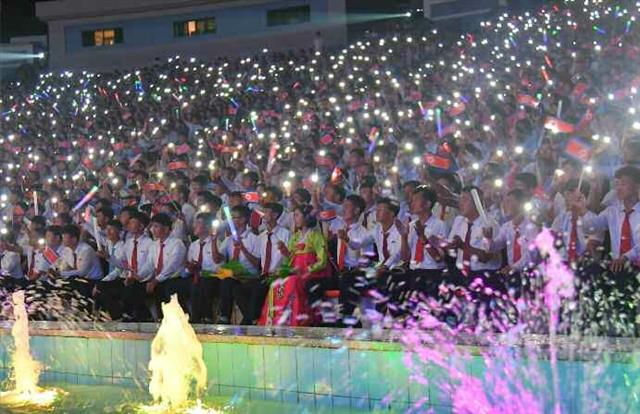 북한 노동당 기관지 노동신문은 28일 “청년절 경축 청년중앙예술선전대 공연 ‘아버지 원수님 계시여 영원한 청년절’이 지난 27일 평양시 청년공원야외극장에서 진행됐다”라고 전했다. 평양 노동신문 뉴스1