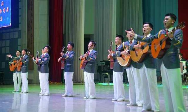 북한 노동당 기관지 노동신문은 28일 “청년절 경축 청년중앙예술선전대 공연 ‘아버지 원수님 계시여 영원한 청년절’이 지난 27일 평양시 청년공원야외극장에서 진행됐다”라고 전했다. 평양 노동신문 뉴스1