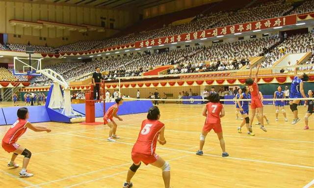 북한 노동당 기관지 노동신문은 28일 “뜻깊은 청년절을 맞으며 ‘평양시 대학생 체육경기 대회’ 결승경기가 지난 27일 평양체육관에서 진행됐다”라고 보도했다. 평양 노동신문 뉴스1