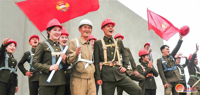 북한 노동당 기관지 노동신문은 28일 평양 서포지구 새 거리를 건설하고 있는 청년건설자들을 조명하면서 “청년건설자들이 살림집(주택) 골조 공사를 마감단계에서 추진하고 내외부 미장 성과를 확대하고 있다”라고 전했다. 평양 노동신문 뉴스1