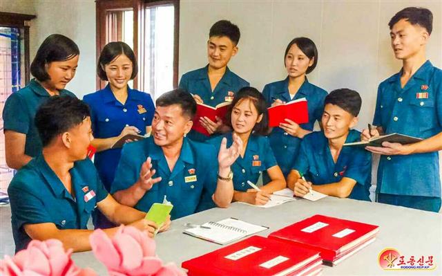 북한 노동당 기관지 노동신문은 28일 “8?28 청년돌격대 제2여단 지휘관들과 청년돌격대원들은 누구나 시를 쓰고 있다”라면서 “청년들은 정서가 풍부하고 문화적 소양이 높아야 한다”라고 전했다. 평양 노동신문 뉴스1