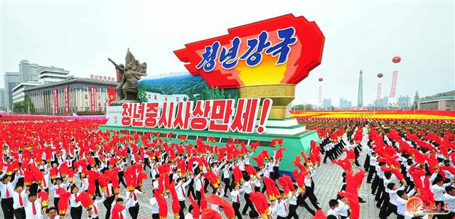북한 노동당 기관지 노동신문은 청년절을 맞은 28일 “위대한 사랑과 믿음으로 조선청년운동의 최전성기를 펼친 경애하는 총비서 동지의 탁원한 영도”라면서 김정은 총비서의 ‘청년 중시 사상’을 조명했다.  평양 노동신문 뉴스1