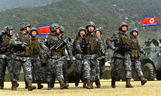 북한 노동당 기관지 노동신문은 청년절을 맞은 28일 “용감하고 씩씩한 청년 대군은 우리 당과 인민의 크나큰 자랑이다”라면서 사회 곳곳에서 제 역할을 하는 청년들을 조명했다. 평양 노동신문 뉴스1