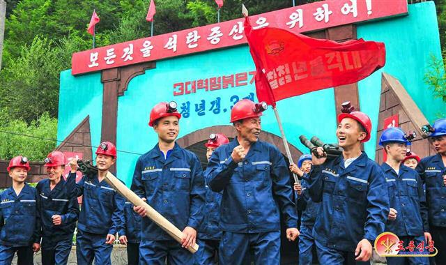 북한 노동당 기관지 노동신문은 청년절을 맞은 28일 “용감하고 씩씩한 청년 대군은 우리 당과 인민의 크나큰 자랑이다”라면서 사회 곳곳에서 제 역할을 하는 청년들을 조명했다. 평양 노동신문 뉴스1