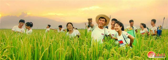 북한 노동당 기관지 노동신문은 청년절을 맞은 28일 “용감하고 씩씩한 청년 대군은 우리 당과 인민의 크나큰 자랑이다”라면서 사회 곳곳에서 제 역할을 하는 청년들을 조명했다.  평양 노동신문 뉴스1