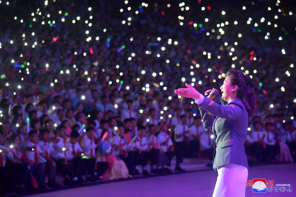 지난 27일 평양시 청년공원 야외극장에서 청년절(8월28일) 경축 청년중앙예술선전대공연 ‘아버지 원수님 계시여 영원한 청년절’이 열렸다고 조선중앙통신이 28일 보도했다. 2023.8.28. 평양 조선중앙통신 연합뉴스